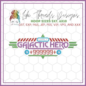 Puede incluir: Diseño bordado para un proyecto de bordado a máquina. El diseño presenta una pantalla de juego de arcade de estilo retro con el texto "GALACTIC HERO" y la puntuación "999999". El diseño está disponible en varios tamaños de aro, incluidos 5x7 y 6x10 pulgadas.