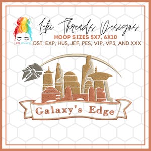 Op de afbeelding: Borduurontwerp van de Galaxy's Edge-stad van Star Wars, met een banner met de tekst "Galaxy's Edge". Het ontwerp is verkrijgbaar in de maten 5x7 en 6x10 en in de formaten DST, EXP, HUS, JEF, PES, VIP, VP3 en XXX.