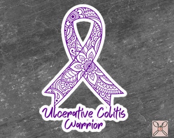 Op de afbeelding: Paarse lint met een mandala-ontwerp, het lint is een symbool van bewustzijn voor colitis ulcerosa. De tekst "Ulcerative Colitis Warrior" staat onder het lint.