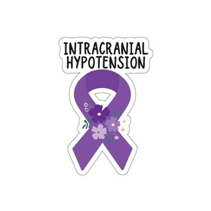 Może przedstawiać: Naklejka przedstawiająca fioletową wstążkę świadomości z kwiatowym wzorem. Tekst "INTRACRANIAL HYPOTENSION" jest wydrukowany nad wstążką w kolorze czarnym. Naklejka jest biała z wykrawaną krawędzią.