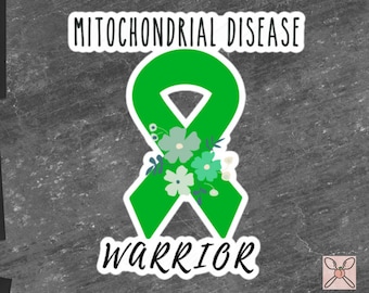 Può includere: Nastro verde con fiori bianchi, simbolo di supporto per la malattia mitocondriale. Il testo "MITOCHONDRIAL DISEASE WARRIOR" è scritto sullo sticker.