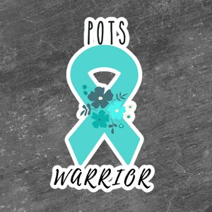 Puede incluir: Cinta turquesa con diseño floral y las palabras "POTS Warrior" sobre un fondo gris.