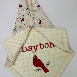 Kardinäle und Holly Berries Flanell mit Ivory Minky Dot Baby LOVEY, roter Vogel bestickt Lovey, Vogel auf Ast Baby Lovey mit Name