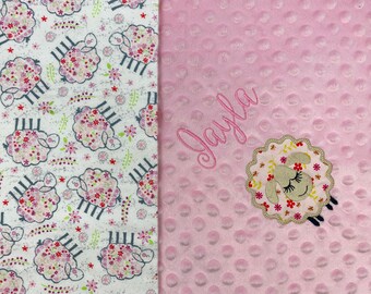 Manta de bebé personalizada con diseño de cordero floral, manta de franela con diseño de cordero floral, manta de minky y franela para niña, manta de bebé esponjosa con cordero y flores.