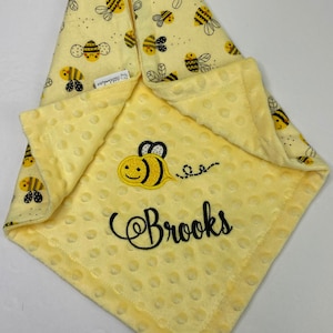 Bumble Bee Flanell und Minky LOVEY, personalisierte lächelnde Biene Babydecke oder Lovey, Decke mit Namen für Säuglinge, Kleinkinder, Kinder