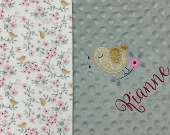 Manta Baby LOVEY Rosa e Cinza Floral em Flanela Minky para Menina com Passarinho Delicado, Manta Floral Personalizada para Bebê, Manta com Tema da Natureza