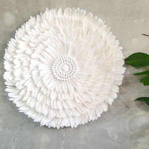 Witte Juju Hat 60 cm met schelpen handgemaakt boho wanddecor uit Bali