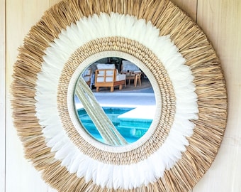 Raffia Wandspiegel mit weißen Federn und Muscheln 60 cm Boho Dekoration