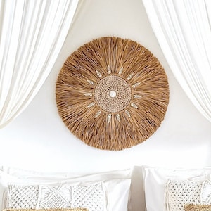 tropische Wanddeko mit Muscheln, Einrichtung Boho Style, Raffia Wandbehang Wohnzimmer