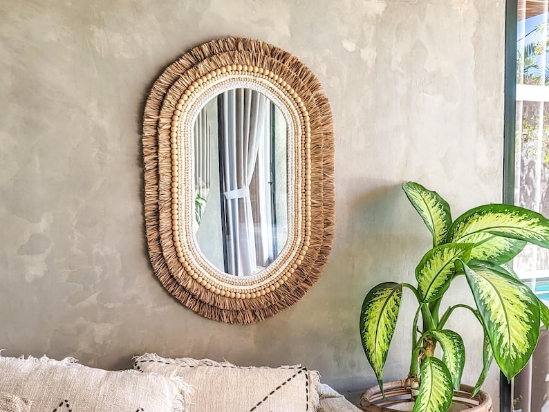 Ovaler Boho Wandspiegel aus Raffia mit natürlicher Struktur