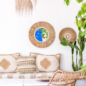 Maritimes Wohnaccessoire – Boho Spiegel mit natürlichem Raffia Rahmen.