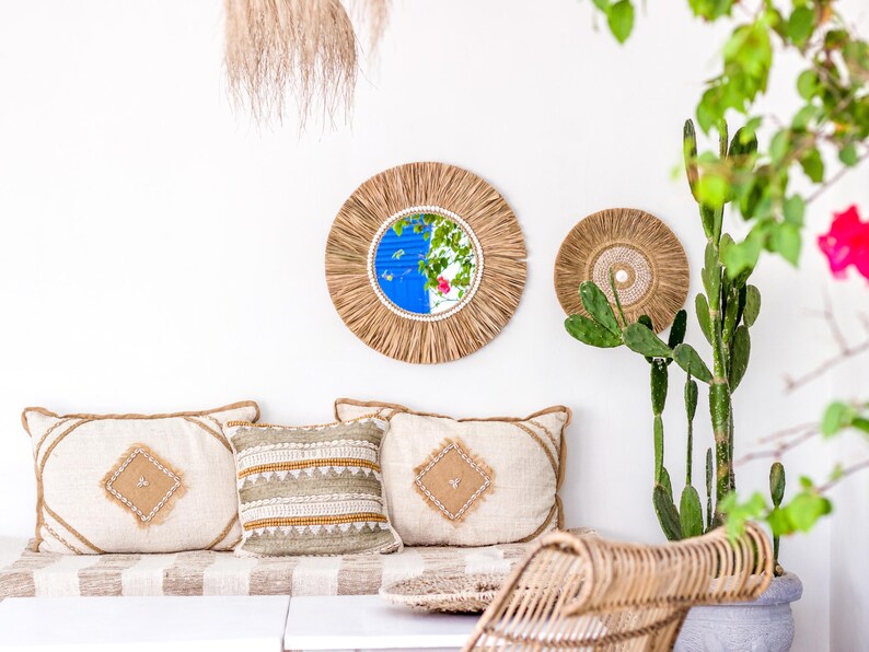 Maritimes Wohnaccessoire – Boho Spiegel mit natürlichem Raffia Rahmen.
