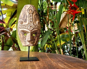 maschera in legno fatta a mano da Timor, pezzo unico esclusivo, intagliata a mano