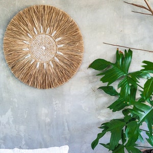 decorazione murale tropicale con conchiglie, arredamento in stile boho, parete appesa in rafia per il soggiorno immagine 2