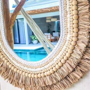 Handgearbeiteter Wandspiegel mit Raffia Textur