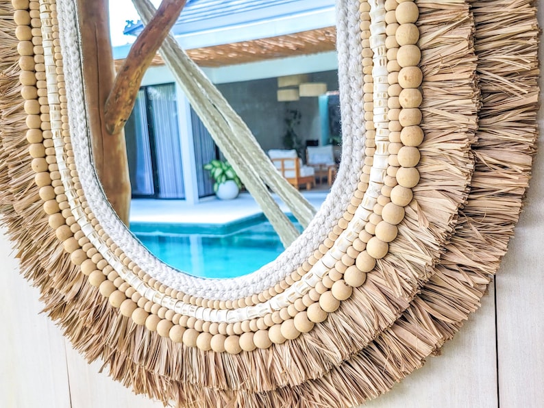 Handgearbeiteter Wandspiegel mit Raffia Textur