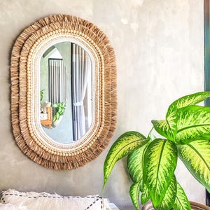 Handgefertigter ovaler Spiegel mit Raffia und Holzperlen