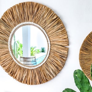 Boho Chic Wanddeko – handgefertigter Spiegel mit Muschelrahmen aus Bali.