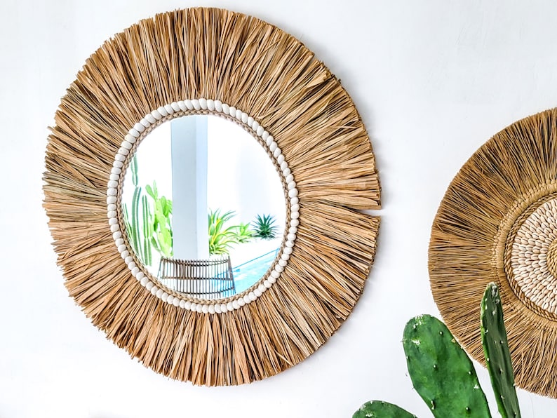 Boho Chic Wanddeko – handgefertigter Spiegel mit Muschelrahmen aus Bali.