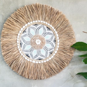 Handbemalte Boho Wanddeko aus Bali – Runde Tribal Wanddekoration mit Raffia & Muscheln 60 cm