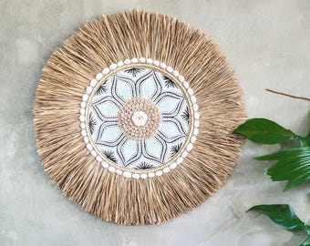 Decoración de Pared Boho Pintada a Mano desde Bali – Decoración Tribal Redonda de Rafia y Conchas 60 cm