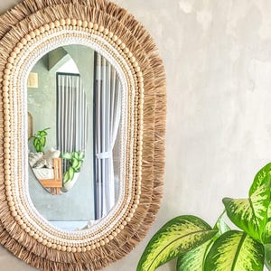 Ovaler Natur Wandspiegel mit rustikalem Raffia Rahmen