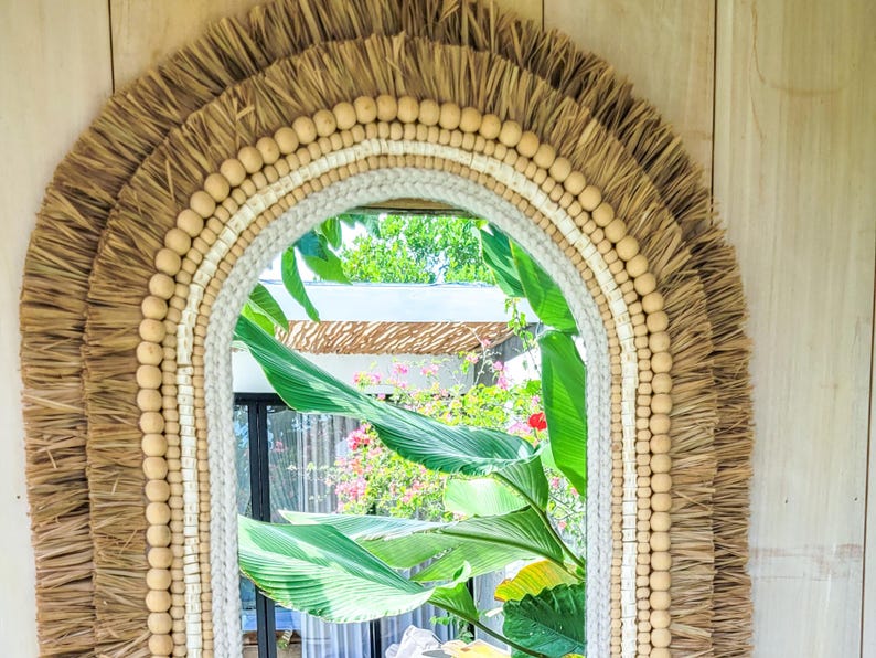 Boho Spiegel oval mit Holzperlen Details