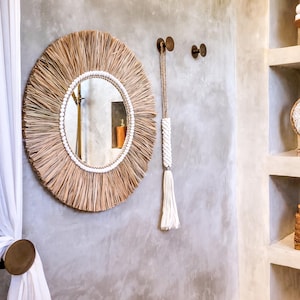 Nachhaltige Boho Deko – Wandspiegel mit Raffia, Muscheln und Insel-Flair.