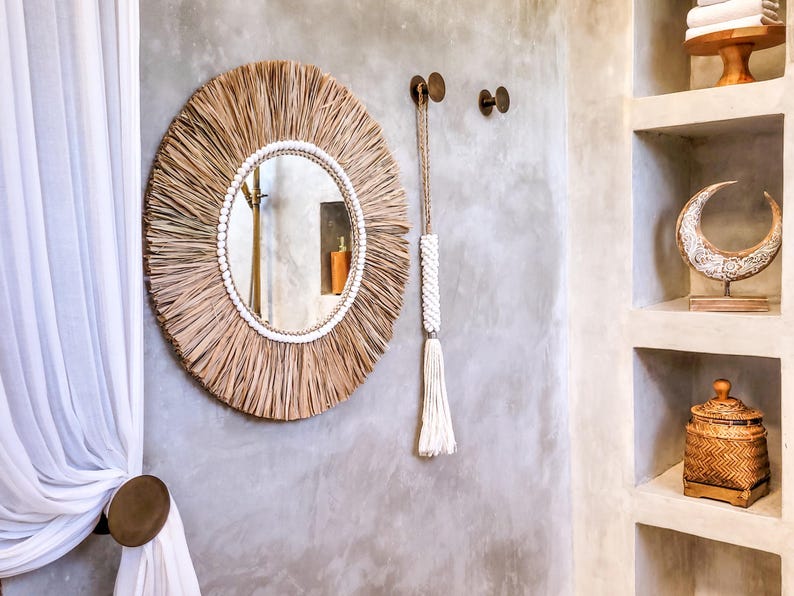 Nachhaltige Boho Deko – Wandspiegel mit Raffia, Muscheln und Insel-Flair.