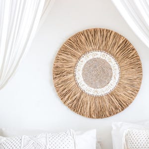 Tropische Boho Wanddeko mit Muscheln 60 cm handgefertigter Wandbehang aus Raffia Bali Stil