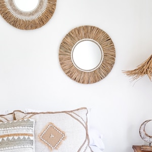 Handmade Bali Mirror – rundes Design mit Raffia und echten weißen Muscheln.