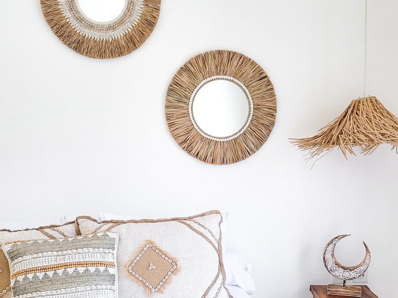 Handmade Bali Mirror – rundes Design mit Raffia und echten weißen Muscheln.