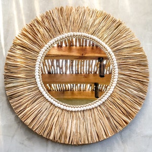 Luxuriöser Boho Wandspiegel – Raffia Rahmen mit weißen Muscheln, handgefertigt.