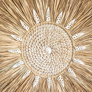 decorazione murale tropicale con conchiglie, arredamento in stile boho, parete appesa in rafia per il soggiorno immagine 3