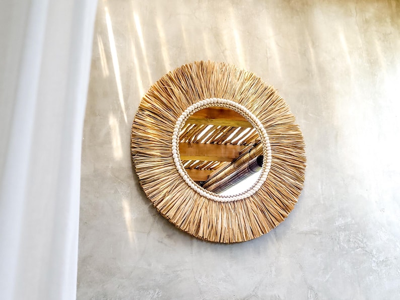 Sommerliche Wanddeko – Spiegel mit Raffia und Muscheln im Insel-Stil.