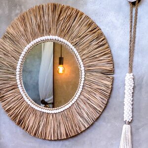 Runder Wandspiegel mit Raffia und Muscheln – nachhaltige Boho Handarbeit.