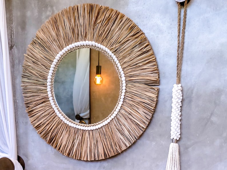 Runder Wandspiegel mit Raffia und Muscheln – nachhaltige Boho Handarbeit.