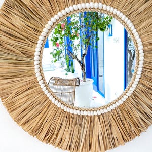 Raffia Spiegel Boho Chic – handgefertigter Wandschmuck mit Muscheln.