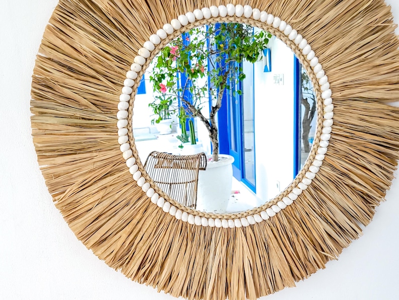 Raffia Spiegel Boho Chic – handgefertigter Wandschmuck mit Muscheln.