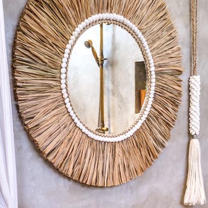 Boho Interior Design – tropischer Raffia Wandspiegel aus Bali Handwerk.
