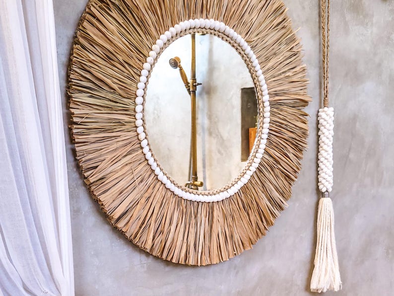 Boho Interior Design – tropischer Raffia Wandspiegel aus Bali Handwerk.