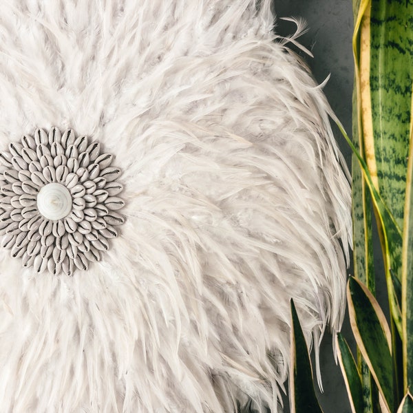 Décoration murale Juju chapeau avec plumes et coquillages, décoration murale plumes crème blanc 60cm, déco boho