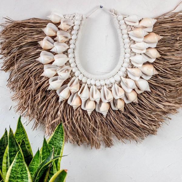 Tribal Boho Wanddeko mit Raffia und Muscheln, Wohndeko aus Bali, handgefertigt