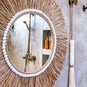 Runder Muschelspiegel – handgefertigt aus Raffia und echten Muscheln.