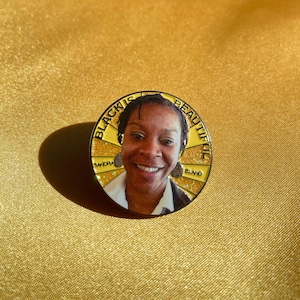 Pin Black Is Beautiful / El 15 % de cada pedido se donará a la lucha contra la desigualdad racial / Sandra Bland / Justicia social / Pines esmaltados