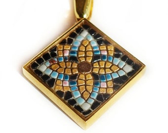Colgante de micro mosaico de flores geométricas en oro macizo de 14k