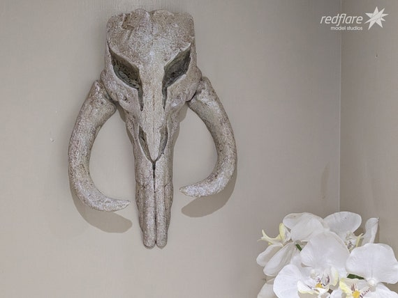 A full-scale Mythosaur skull wall mount cast in resin — the kind of statement piece that instantly transforms a room into a Mandalorian armory.