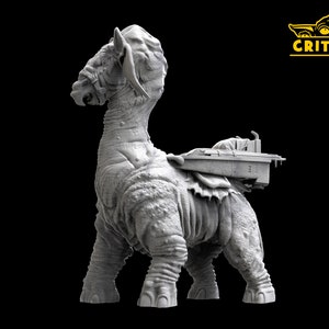 Op de afbeelding: Een wit, gedetailleerd, 3D-geprint model van een wezen met een lange nek en een zadel op zijn rug. Het wezen heeft een getextureerd, hobbelig oppervlak en een groot hoofd met een brede mond.