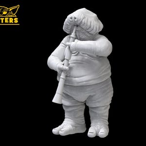 Può includere: Una statuetta bianca di una creatura che suona uno strumento musicale. La creatura ha una testa grande con un muso arrotondato e grandi orecchie. Indossa un semplice indumento e tiene uno strumento lungo e sottile nelle sue mani.