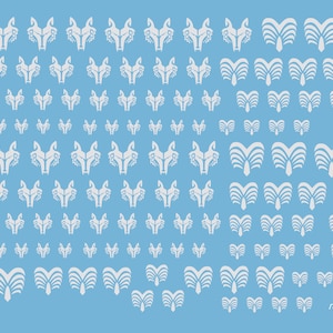 Pode incluir: Uma folha digital de estênceis de lobo e flores brancas sobre um fundo azul claro. Os estênceis estão dispostos em linhas e colunas.